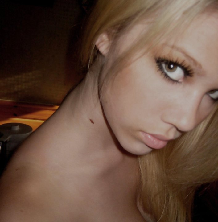 Teen Blonde Hottie, What would you do with her? pict gal