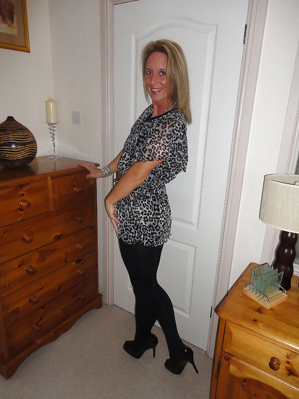 Online Auction Sellers Truly the MILF Next Door 2 pict gal