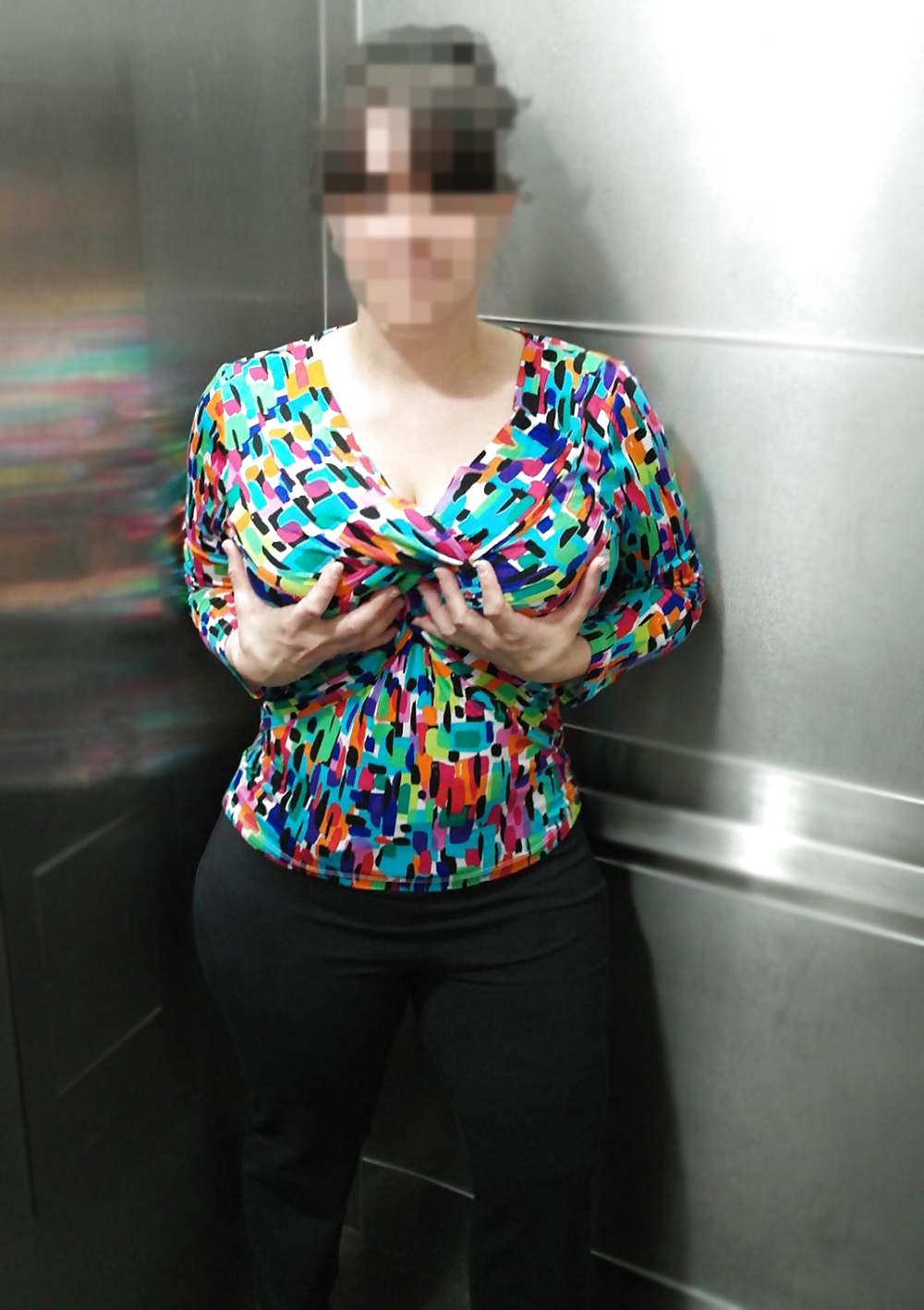 mom flashing her blue bra in elevator pict gal