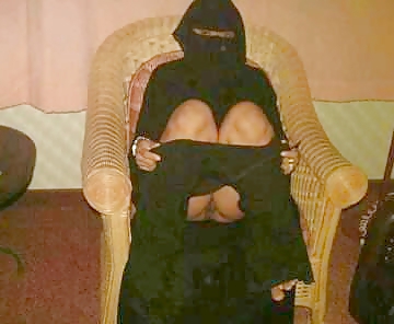 Non-porno Arab girl, with or without hijab  II pict gal