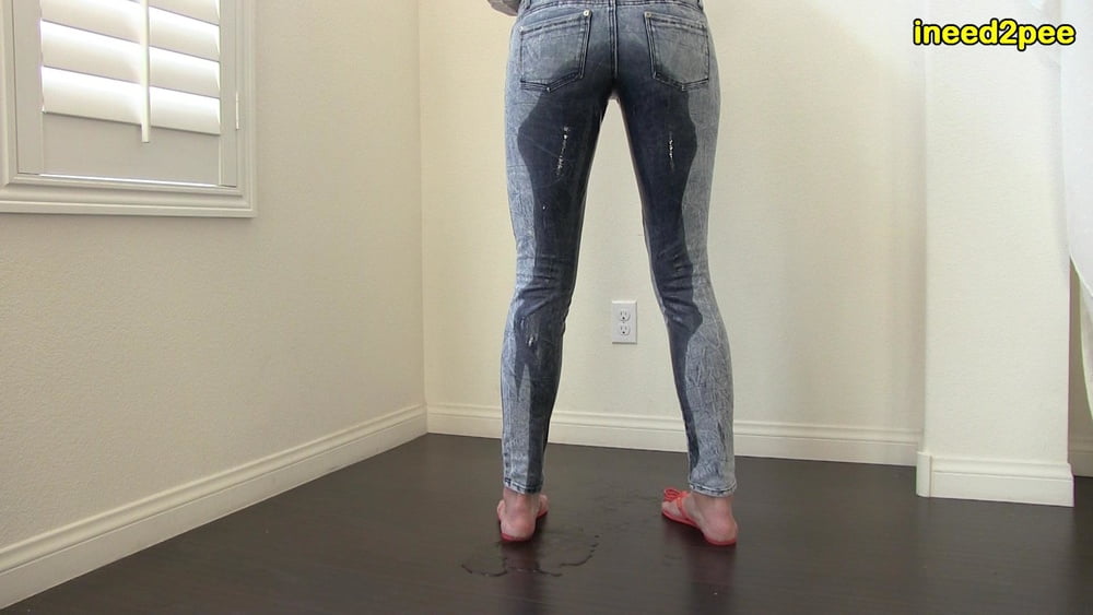 Agatha Delicious wetting her tight jeans - 18 Photos 