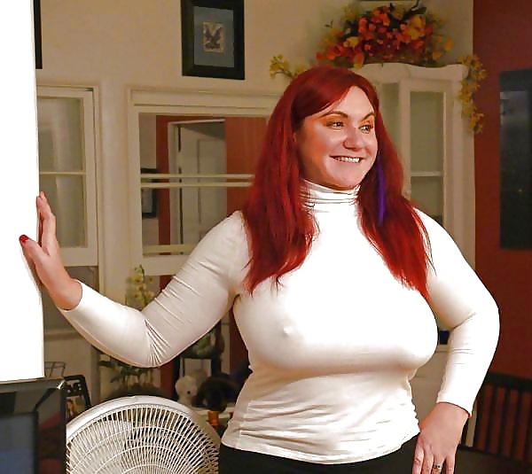 TITS & NIPS TEASE - Deep cleavages, see-throughs, pokies 1 pict gal