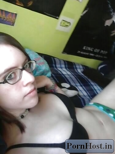 Hot Brunette pict gal