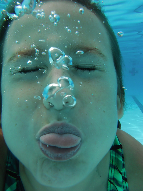 Underwater - Face Underwater2 pict gal