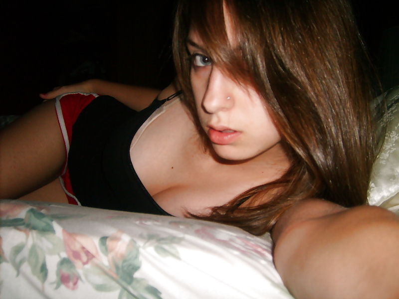 Hot teen in front of camera pict gal