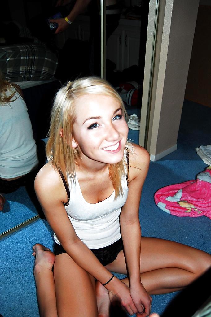 Blond Teen Girl with amazing body Selfshot 3of3 pict gal