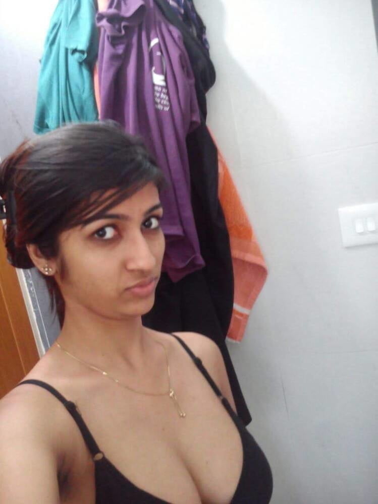 Indian collage girl leaked pic - 15 Photos 