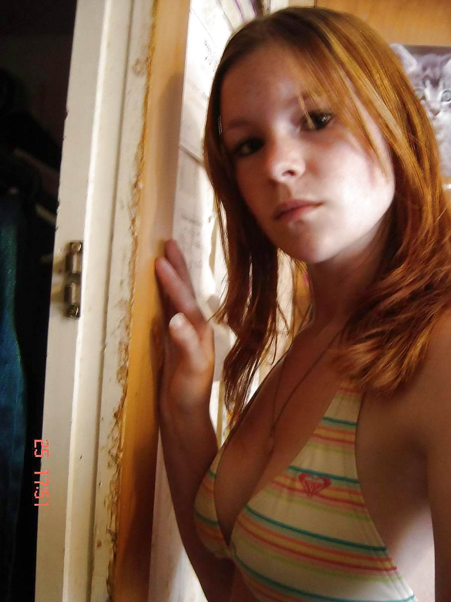 Redhead Happy to Spread Her Holes pict gal