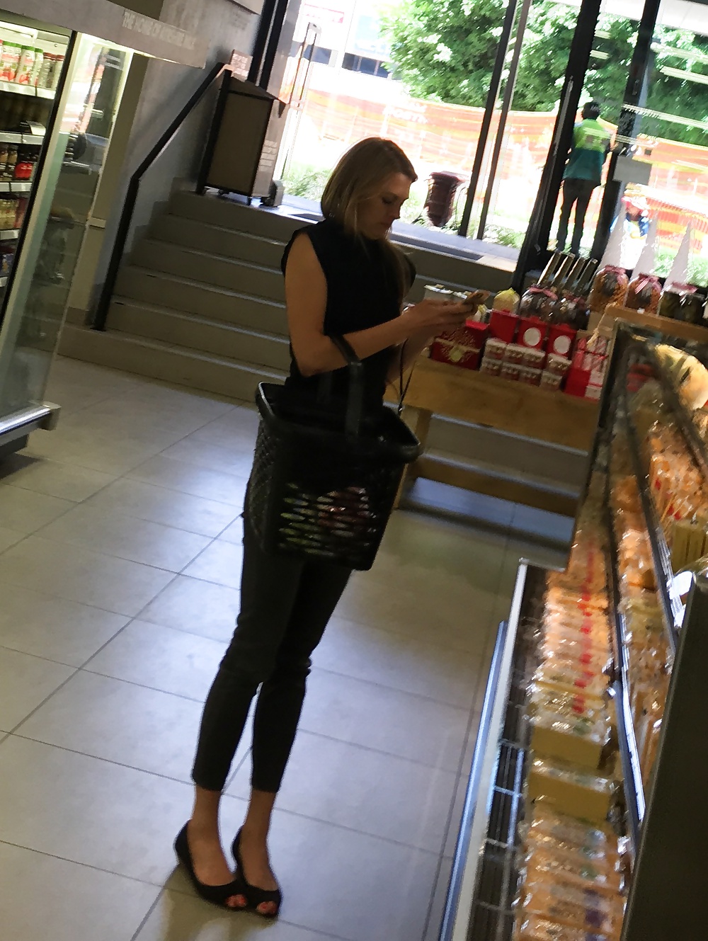 Sexy mall MILF pict gal