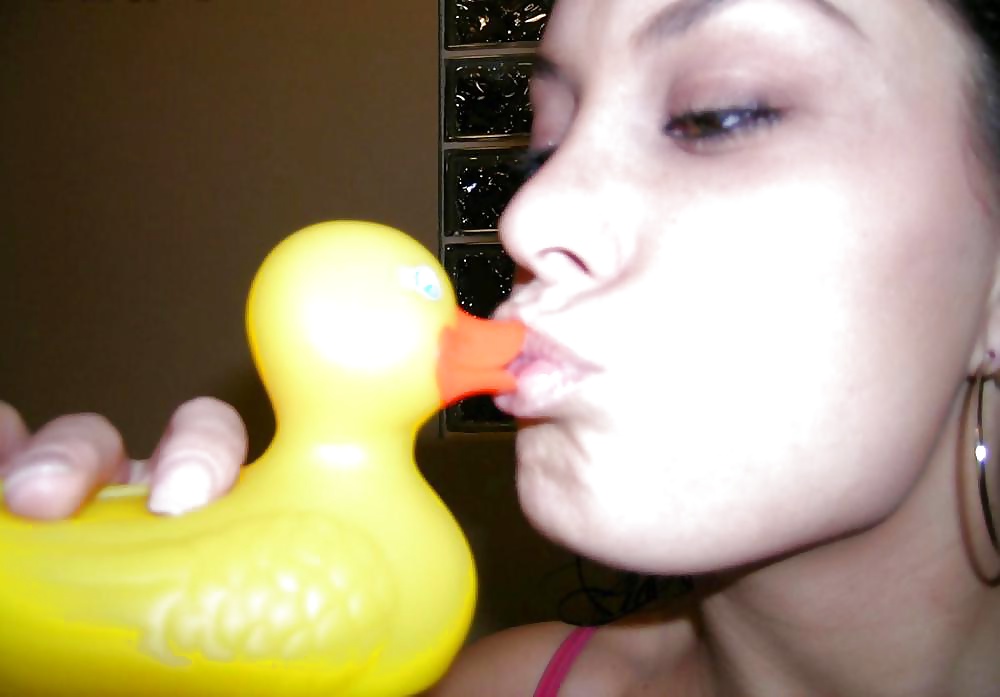 BUSTY AMATEUR TEEN AND HER RUBBERDUCK pict gal