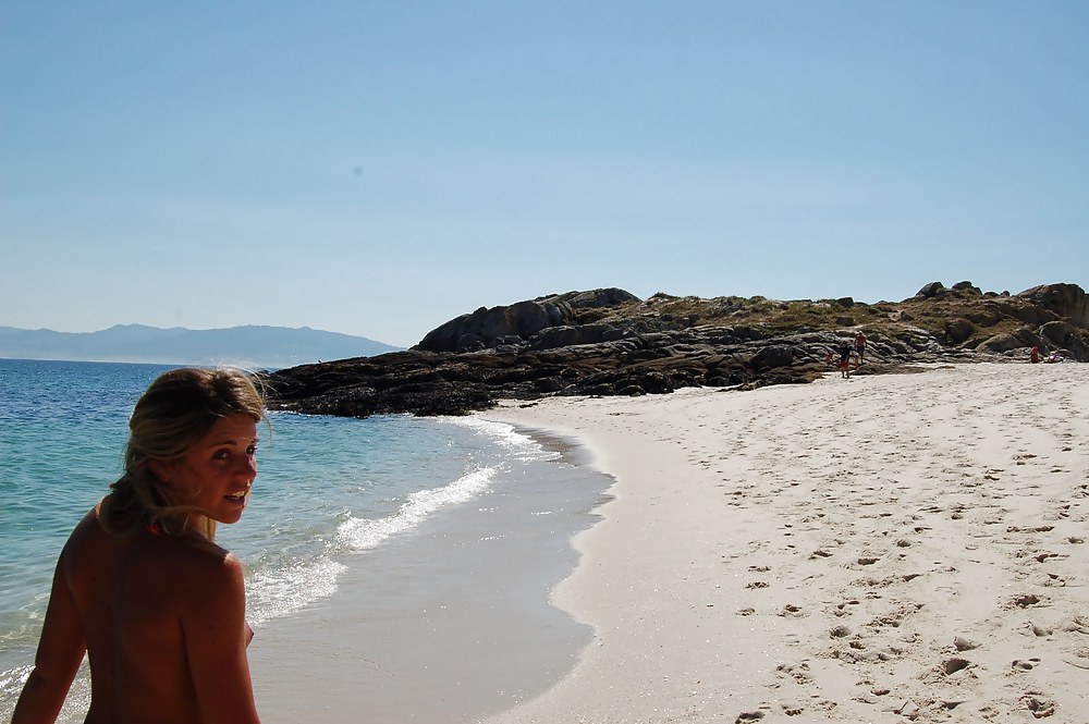 Girls on the beach pict gal