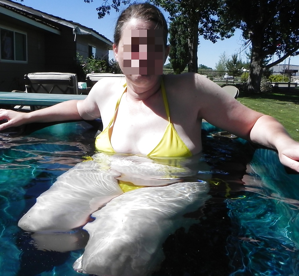 Sexy Mormon MILF bikini pict gal