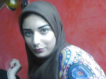Moroccan whore wearing hijab showing off on cam