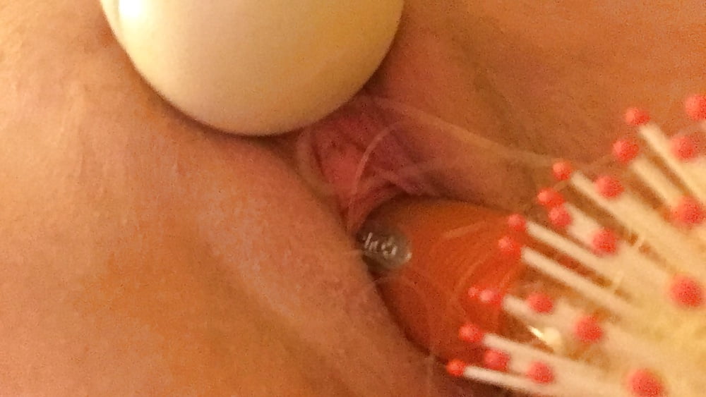Stuffing things in slutty MILF pussy pict gal
