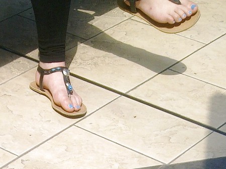 Candid girls feet and suchlike