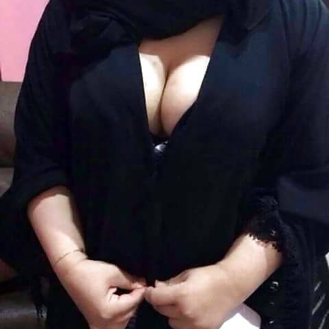 collection of arab big boobs, big ass, hijab and high heels pict gal