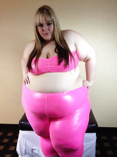 Plus Size Bikini Belly - Bbw und ssbbw in leggings 22 pics. bbw und ssbbw i...
