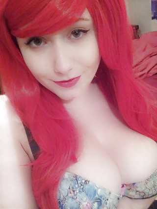 Busty Amateur Emo Babe Selfshots pict gal