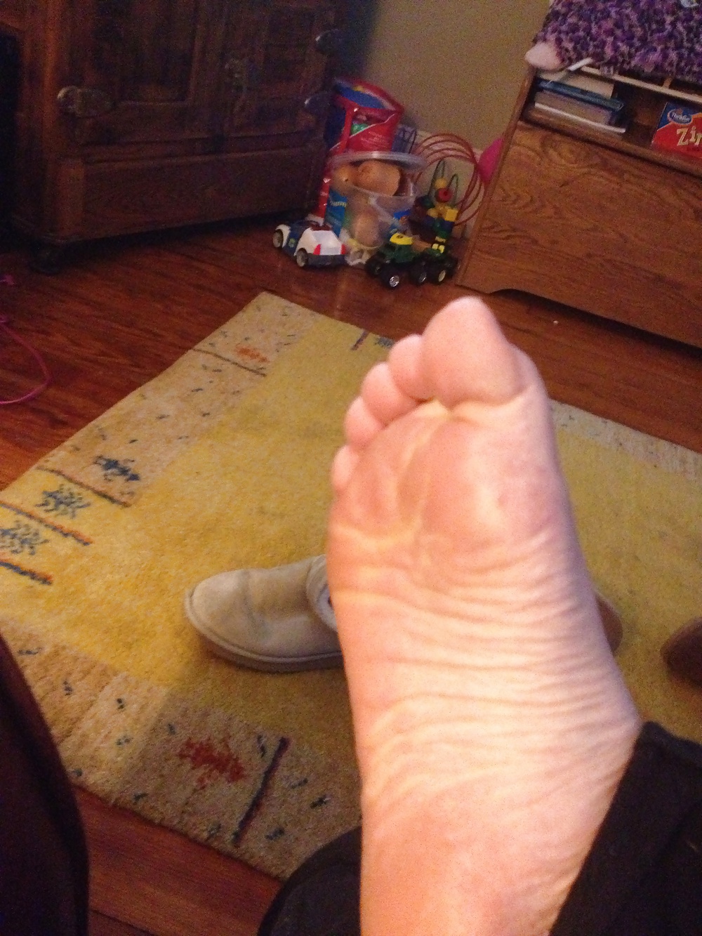 BBW Friend's Amature Wrinkly Soles pict gal