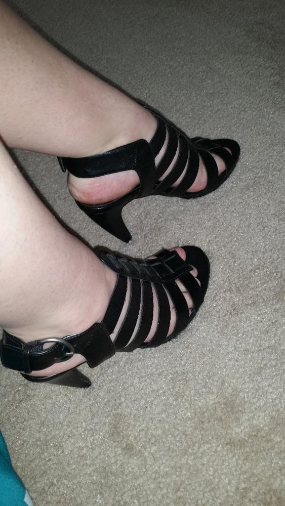 Wife exposed to foot fetish - 13 Photos 
