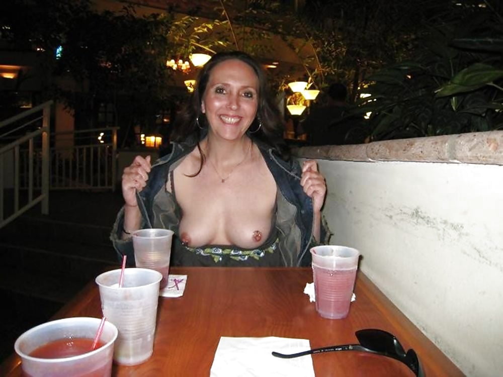 Girls who FLASH IN PUBLIC!!! pict gal