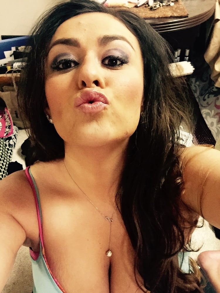 Amanda's Slutty Selfies Exposed - 51 Pics 
