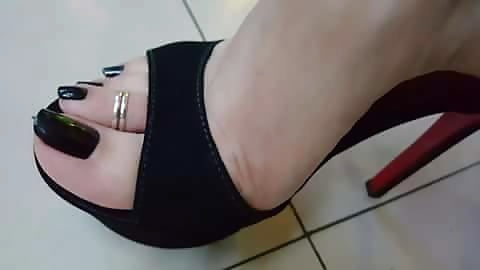 Nice Feet --- FaceBook pict gal