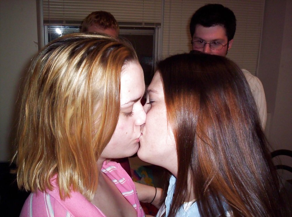 Kissing Girls 2 pict gal