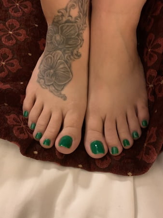tnt footwife painted toes           