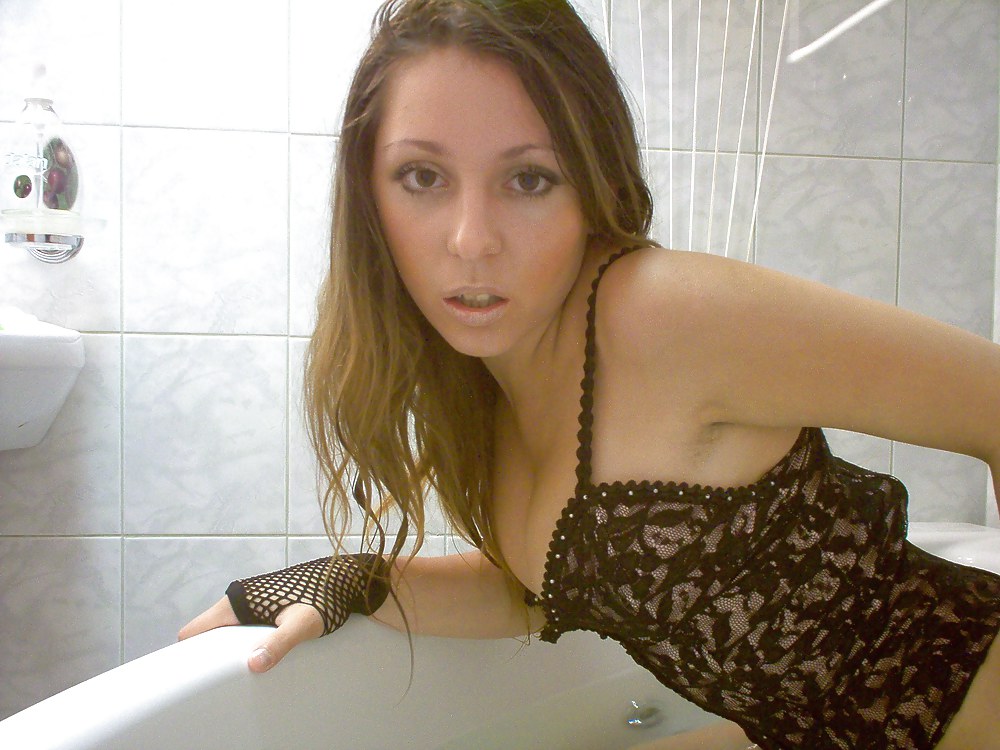 AmateurGirl in the Bathroom pict gal