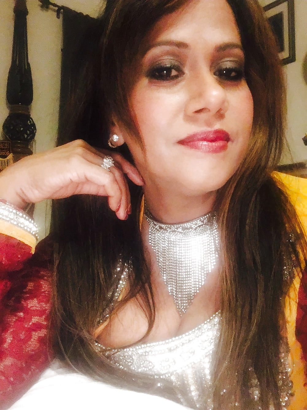 Sexy Indian Milf (punjabi, UK) pict gal