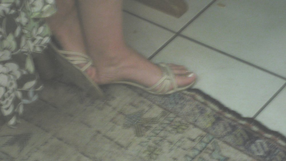 I love the sexy feet of my wife E pict gal