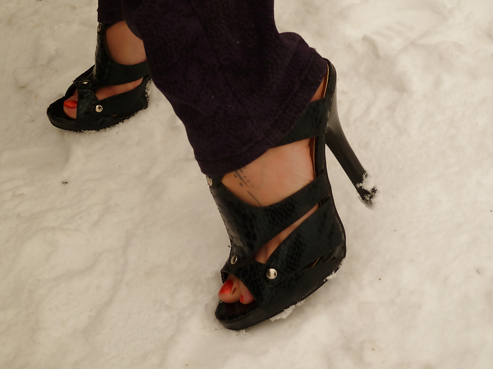 feet in snow pict gal