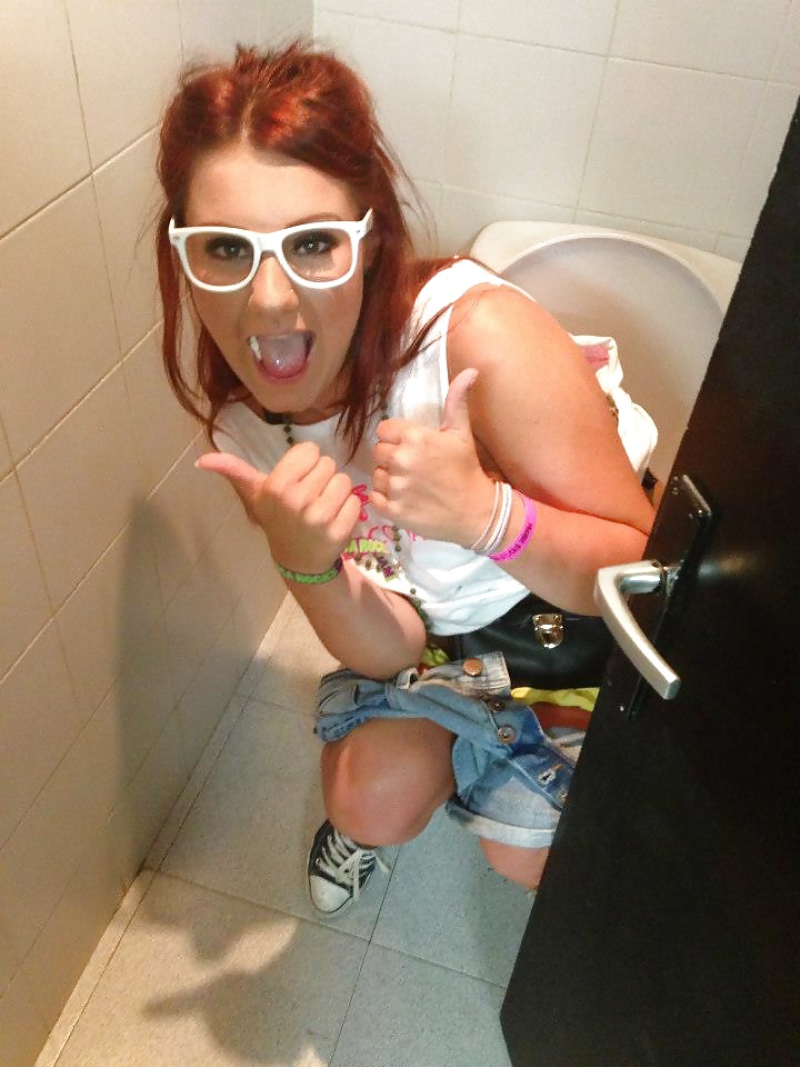 UK Girls on the Toilet - vol 1 pict gal