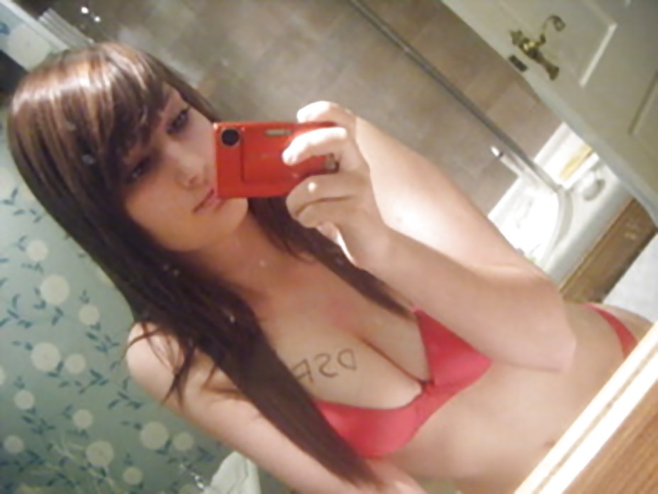 Pretty Amateur Brunette 32 pict gal