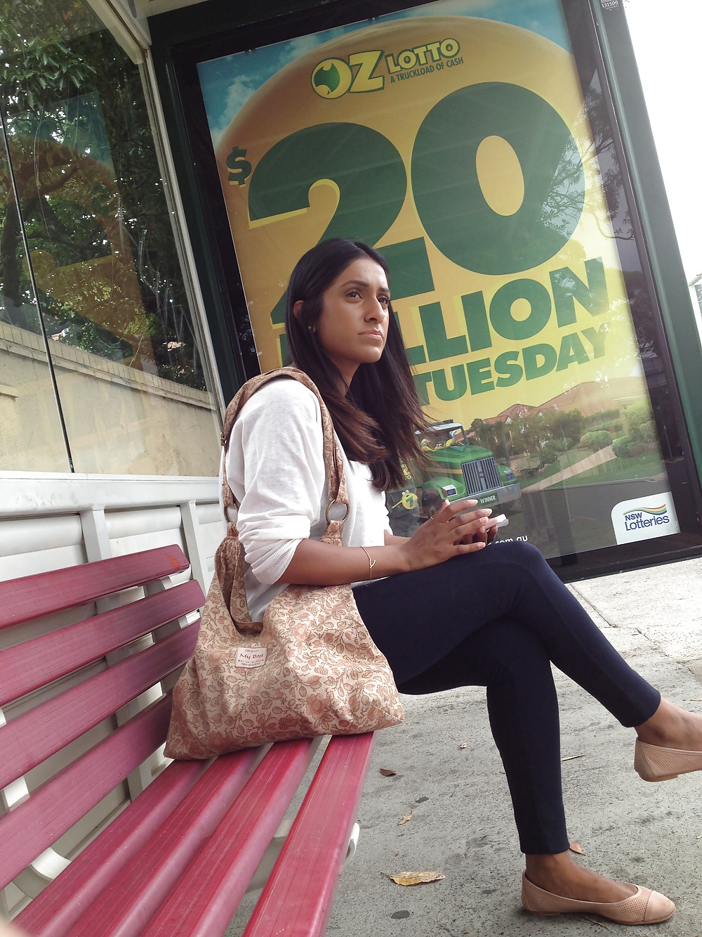 Bus stop hottie pict gal