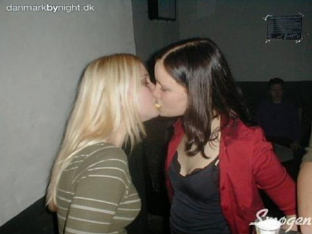 Lesbische Kuesse 0013 (Lesbian Kisses) - 100 Photos 