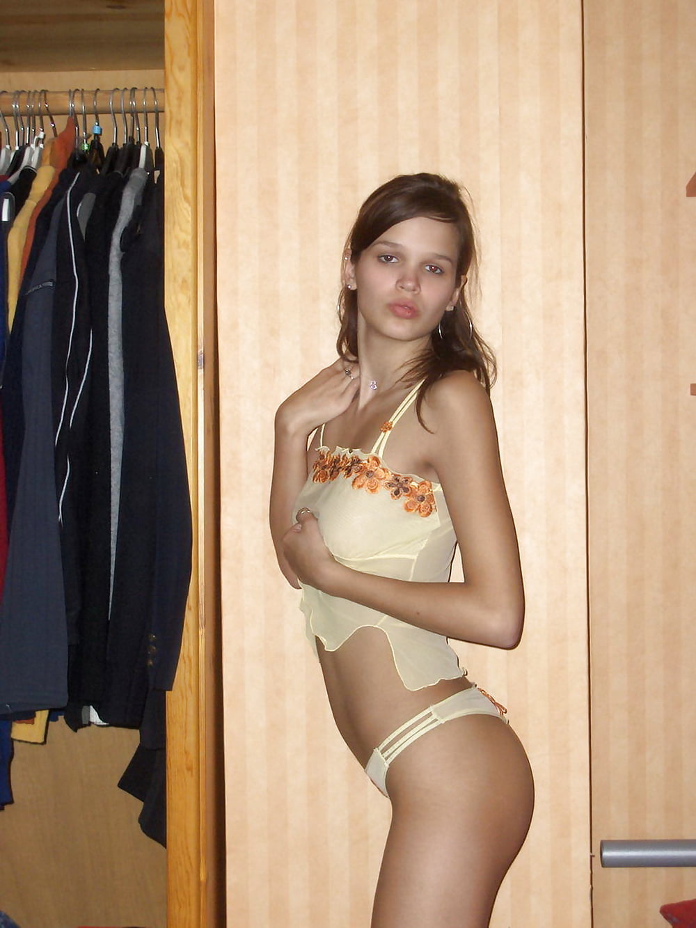 Sasha 18 yrs old pict gal