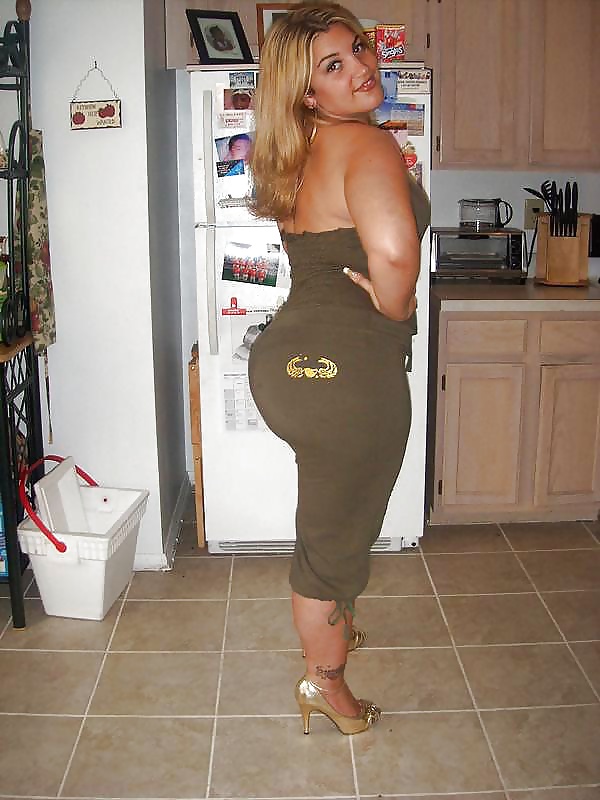 Busty Nanette 2 pict gal