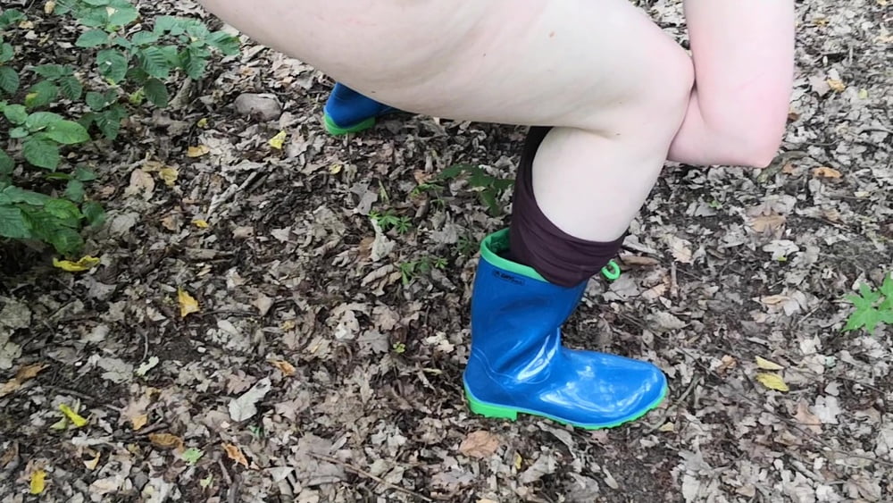 Peeing in rubber boots - 14 Photos 