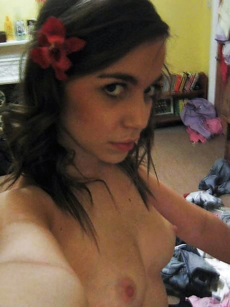 Beautiful girls, messy rooms 3 pict gal