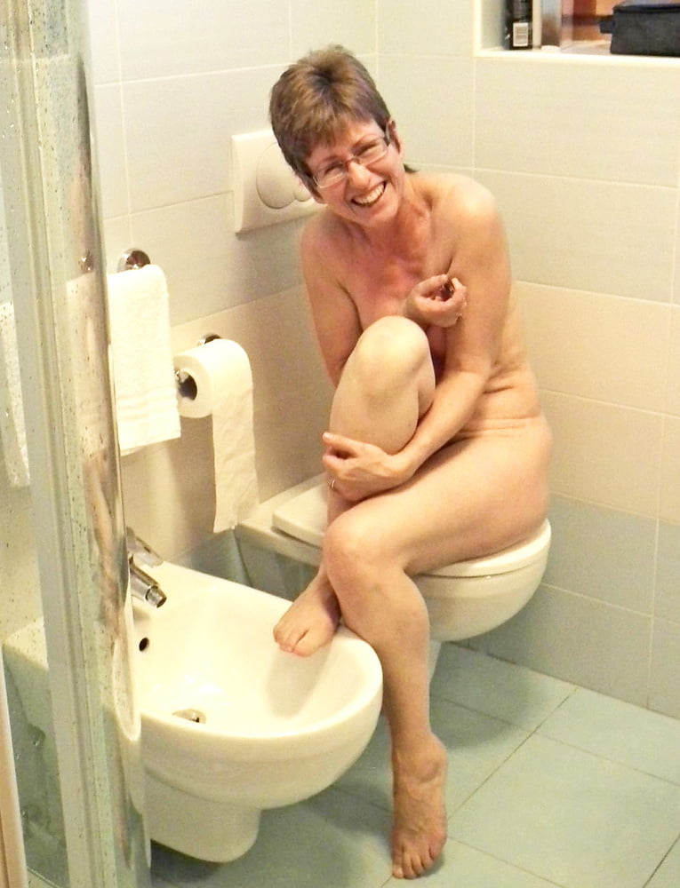 Obejrzyj Embarrassed Matures caught naked - 24 zdjęć na xHamster.com! xHams...