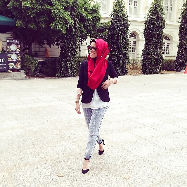 Cute hijab girl ... show her some love pict gal