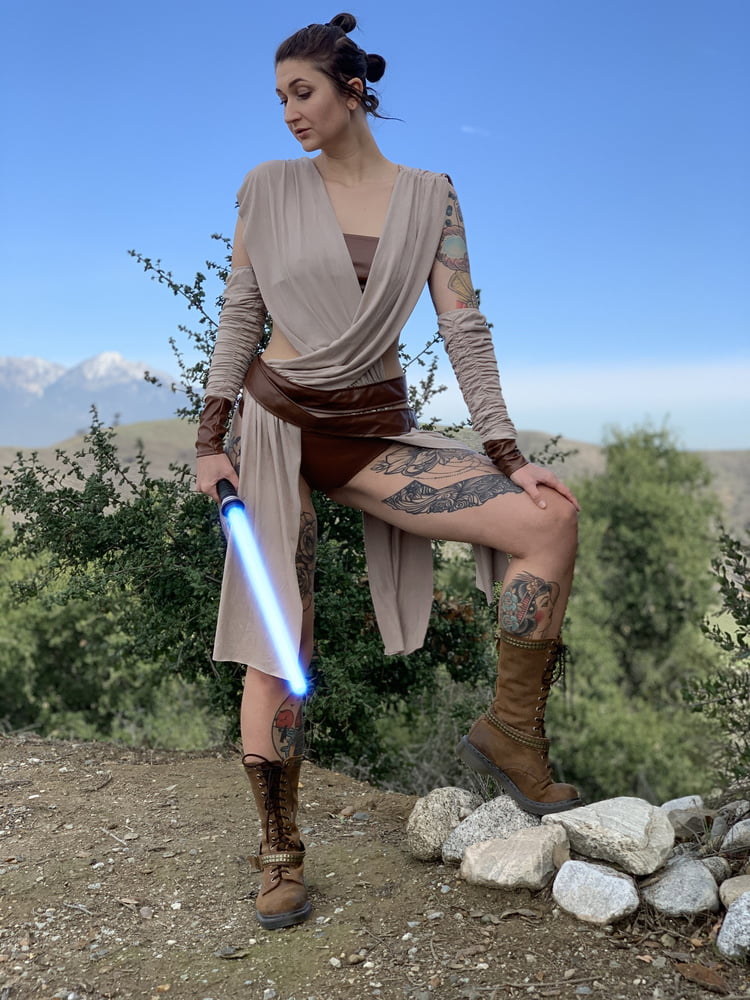 Rey Cosplay - 17 Photos 