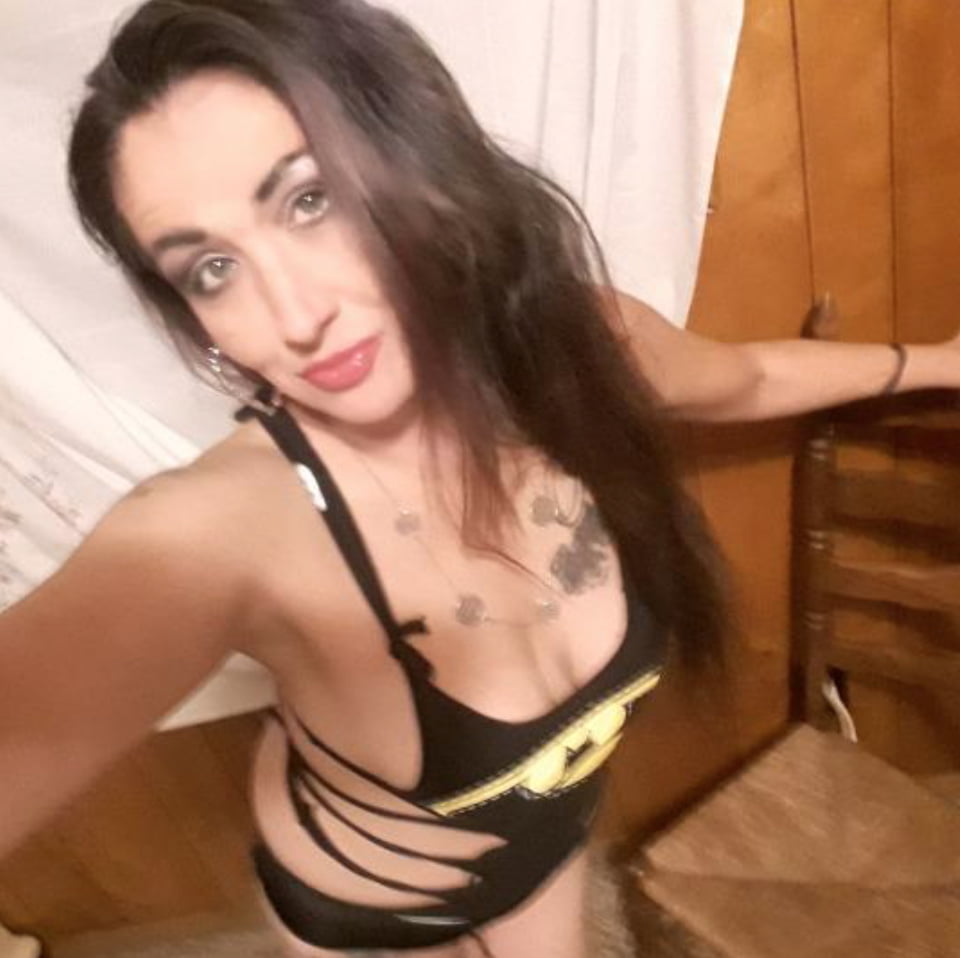 Florida Motel Whore Showing Off Used Pussy - 6 Photos 