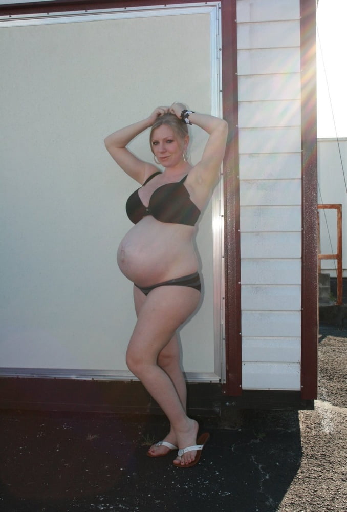 Hot Blond MILF (Pregnant) - 23 Photos 