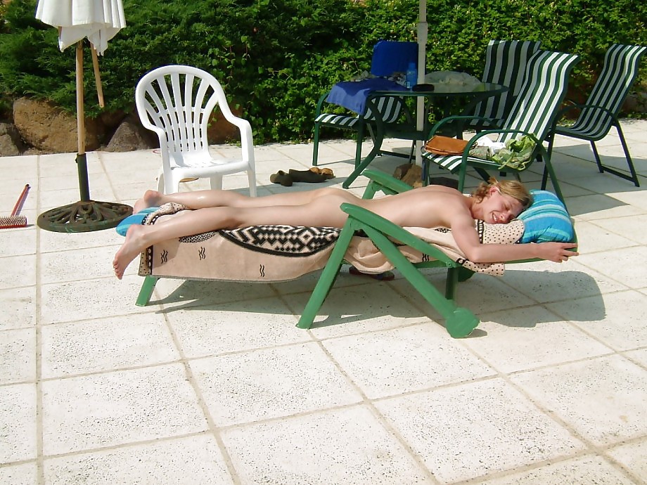 2 Sunbathing Girls pict gal