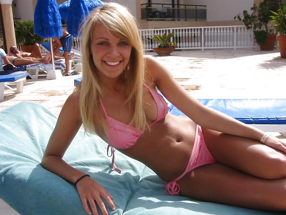 Girls in Bikinis 8 pict gal