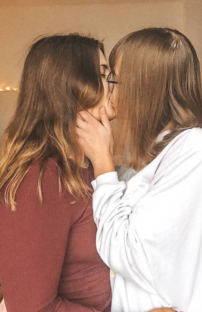 Amateur girls kiss lesbians collections lesbian - 125 Photos 