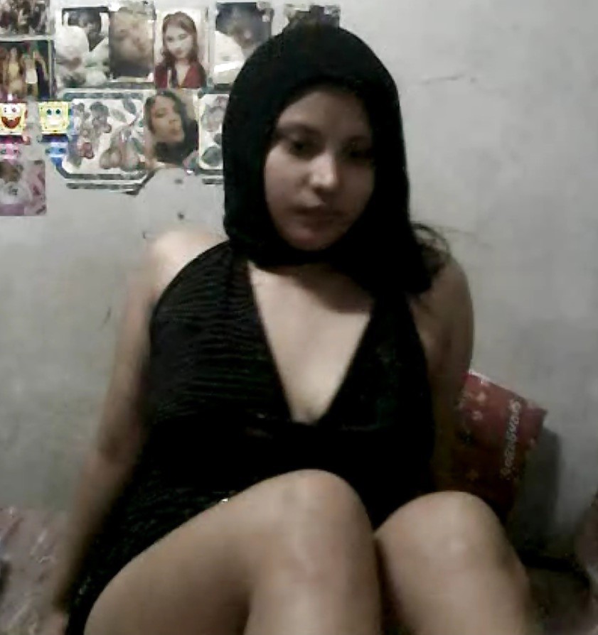 HIJAB SLUT ON WEBCAM pict gal